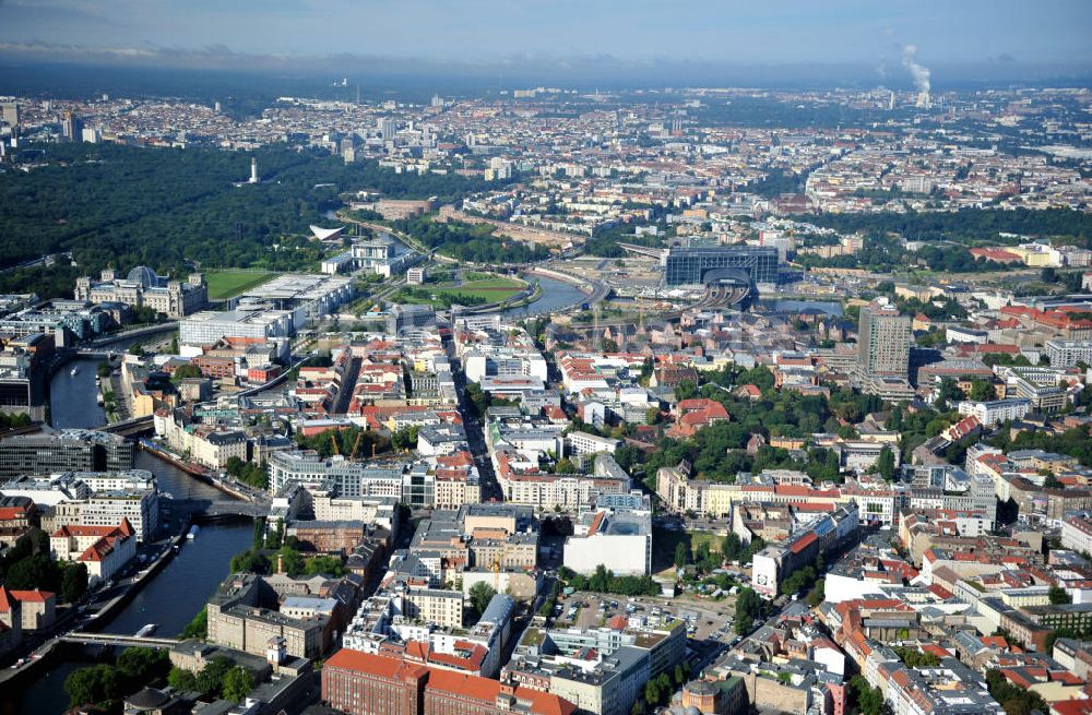 Luftaufnahme Berlin Mitte - Der Bezirk Mitte mit der Spree in Berlin im Überblick