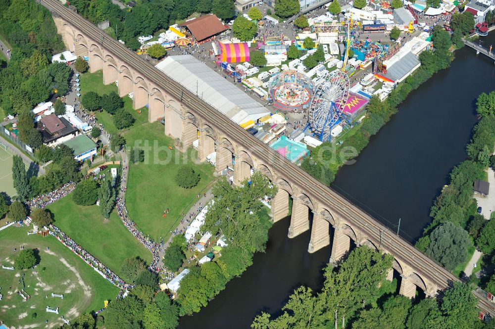 Luftaufnahme Bietigheim-Bissingen - Der Bietigheimer Eisenbahnviadukt mit dem Bietigheimer Pferdemarkt in Bietigheim-Bissingen