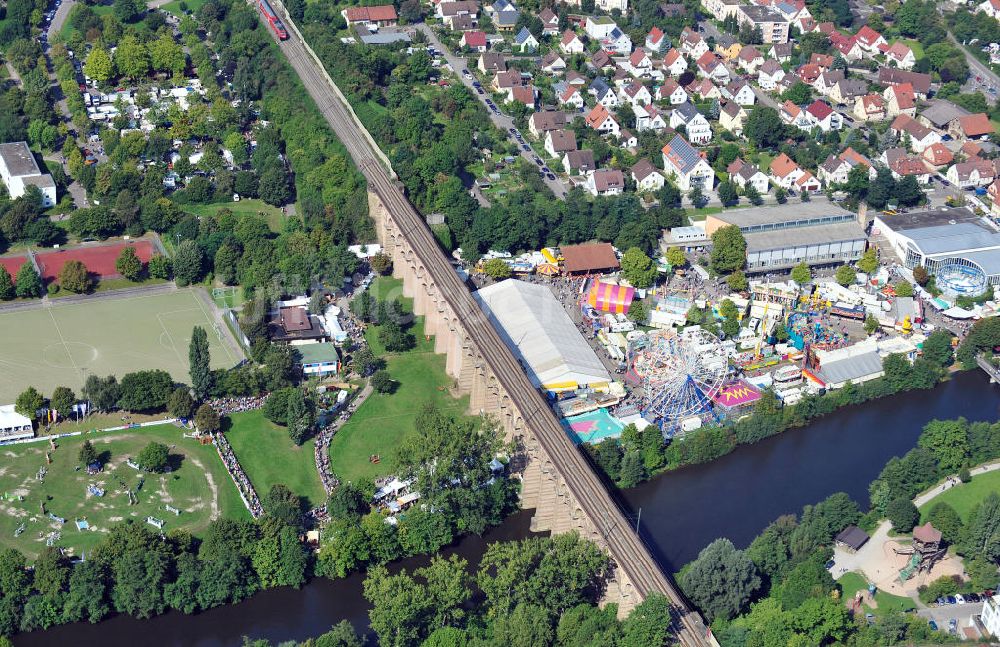 Bietigheim-Bissingen von oben - Der Bietigheimer Eisenbahnviadukt mit dem Bietigheimer Pferdemarkt in Bietigheim-Bissingen