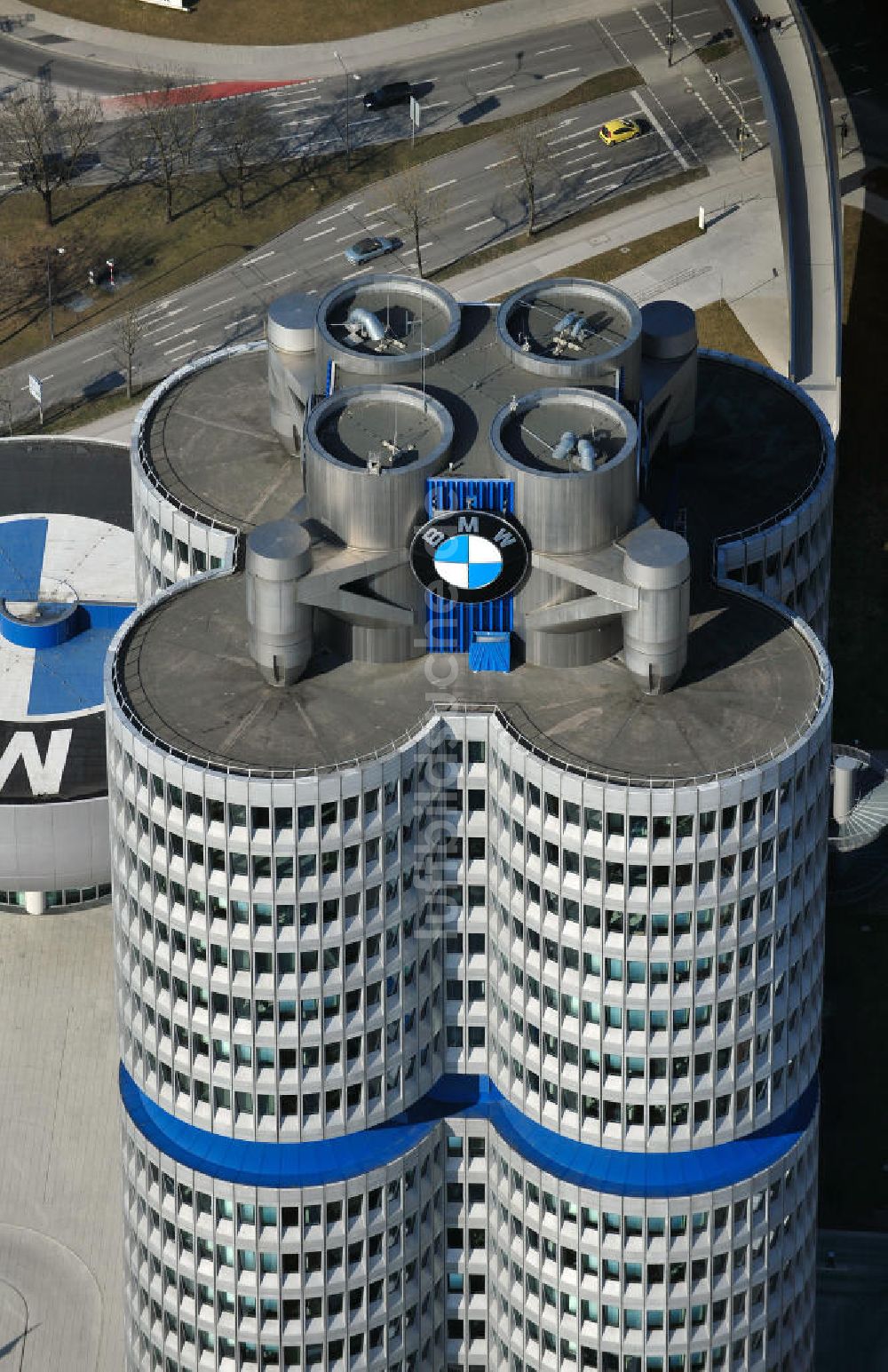 Luftbild München - Der BMW-Vierzylinder in München