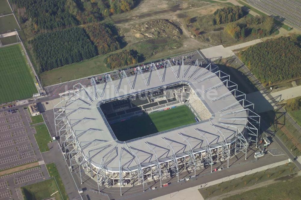 Mönchengladbach / Nordrhein-Westfalen aus der Vogelperspektive: Der Borussiapark liegt im Westen der Stadt Mönchengladbach zwischen den Stadtteilen Holt und Rheindahlen