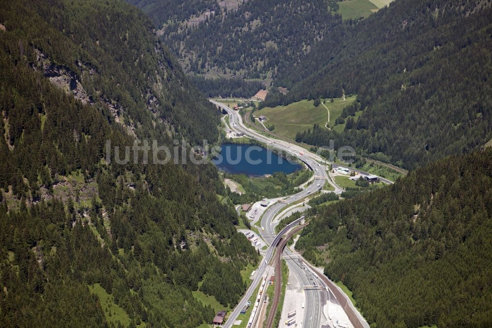 Gries am Brenner von oben - Der Brennersee in Tirol in Österreich