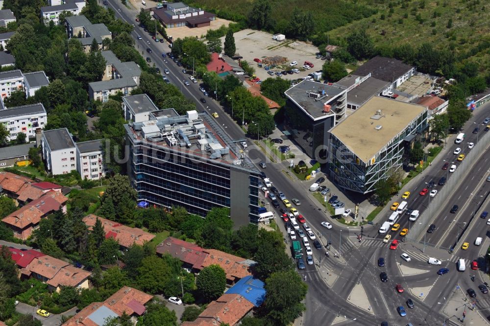 Luftaufnahme Bukarest - Der Büro-Gebäudekomplex Baneasa Airport Tower im Bezirk Baneasa in Bukarest in Rumänien