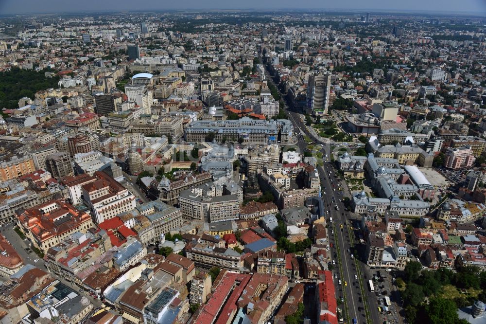 Luftbild Bukarest - Der Bulevardul Ion C. Bratianu und der Universitätsplatz im Stadtzentrum von Bukarest in Rumänien