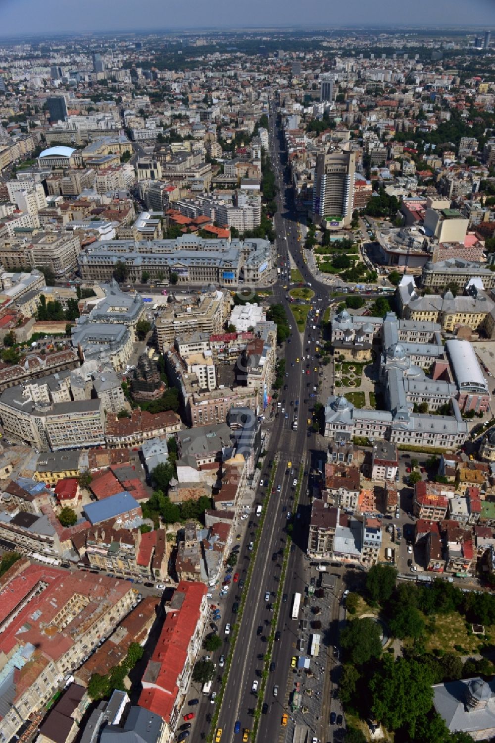 Bukarest aus der Vogelperspektive: Der Bulevardul Ion C. Bratianu und der Universitätsplatz im Stadtzentrum von Bukarest in Rumänien