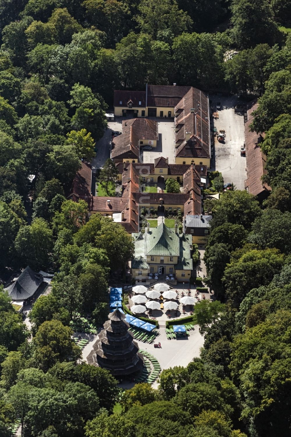 München von oben - Der Chinesische Turm mit Biergarten und Restaurant im Englischen Garten in München Schwabing im Bundesland Bayern