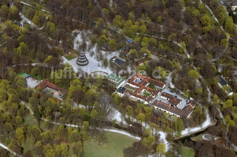 München aus der Vogelperspektive: Der Chinesische Turm mit Biergarten und Restaurant im Englischen Garten in München Schwabing im Bundesland Bayern