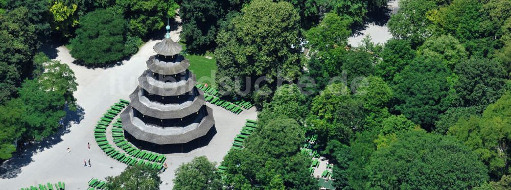 München aus der Vogelperspektive: Der Chinesische Turm im ...