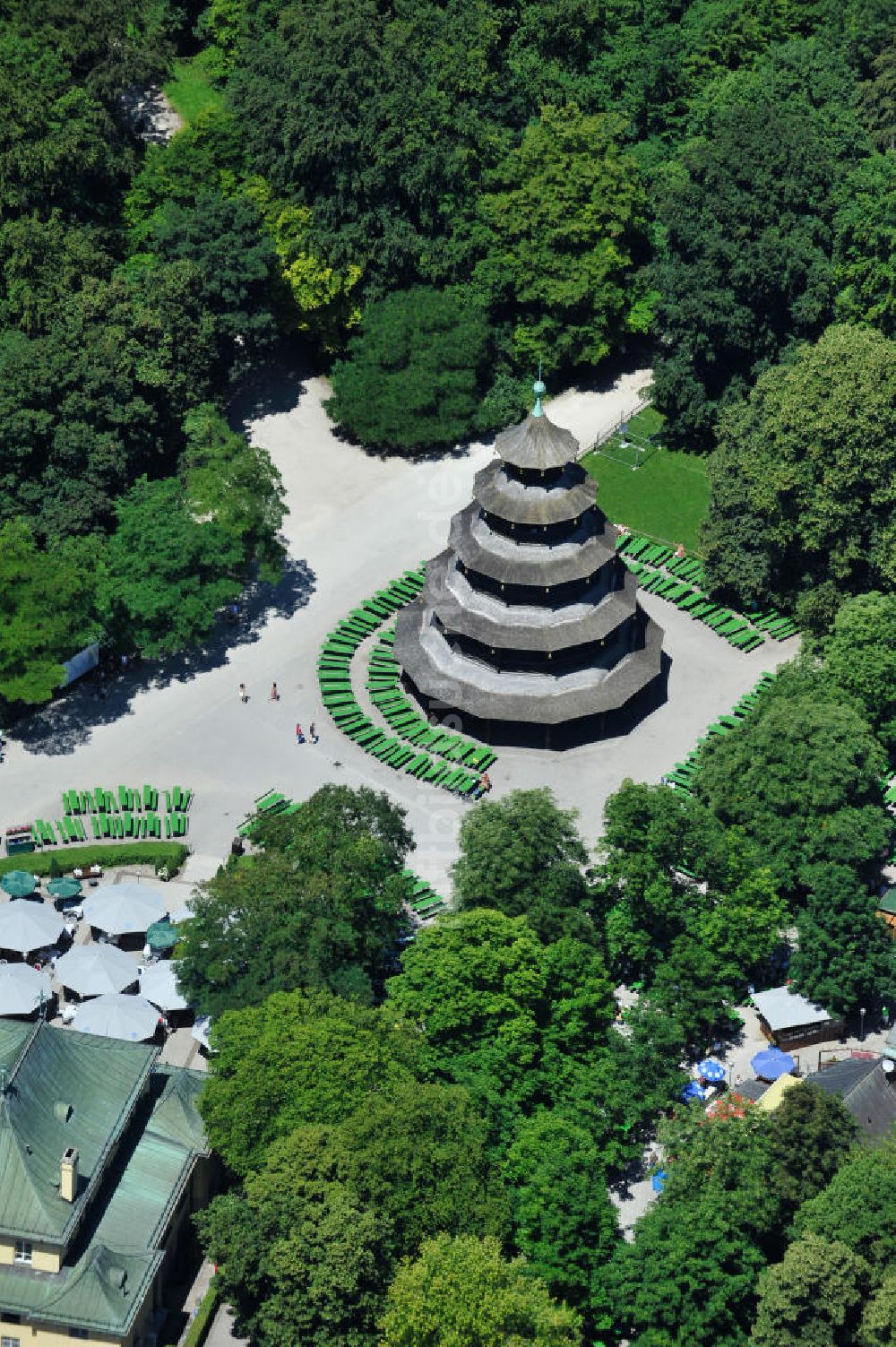 Munchen Von Oben Der Chinesische Turm Im Erholungspark