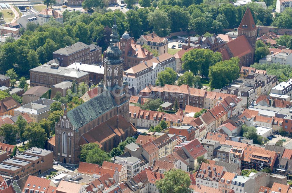 Greifswald aus der Vogelperspektive: Der Dom St. Nikolai und die St.-Jakobi-Kirche in Greifswald