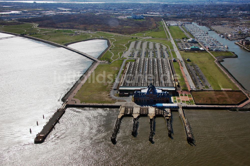 Jersey City aus der Vogelperspektive: Der ehemaligen Zentralbahnhof von New Jersey am Hudson River in Jersey City