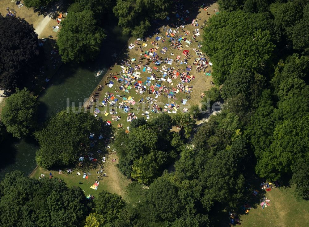 München aus der Vogelperspektive: Der Erholungspark Englischer Garten in München im Bundesland Bayern