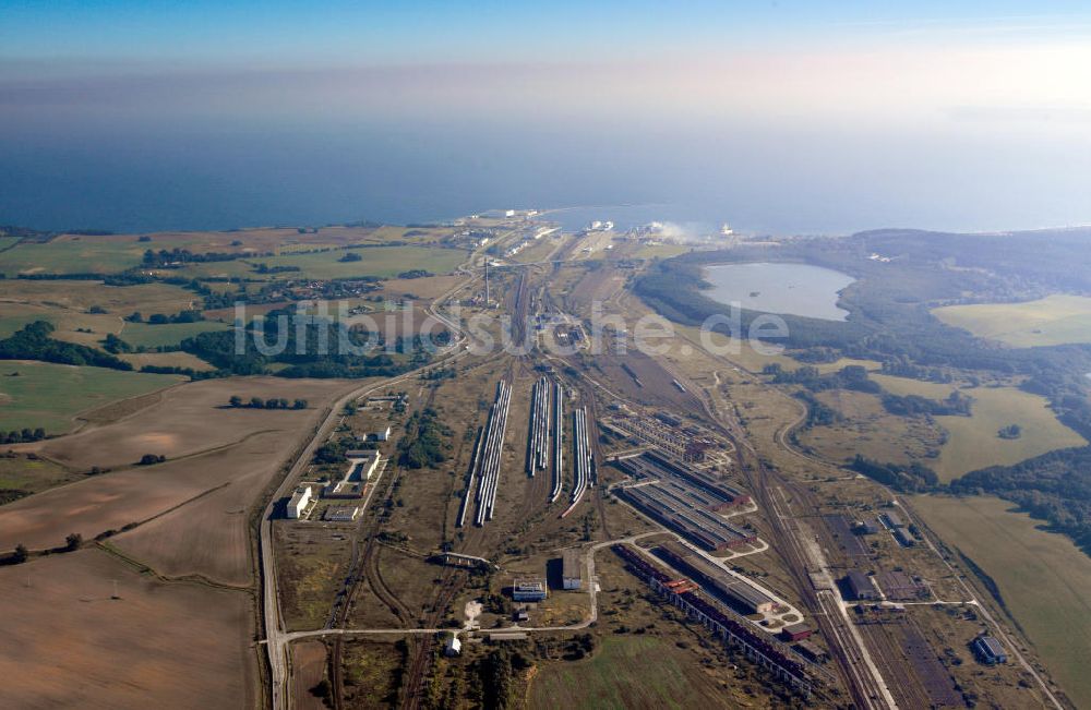 Luftaufnahme Sassnitz OT Mukran - Der Fährbahnhof Mukran in Sassnitz auf Rügen