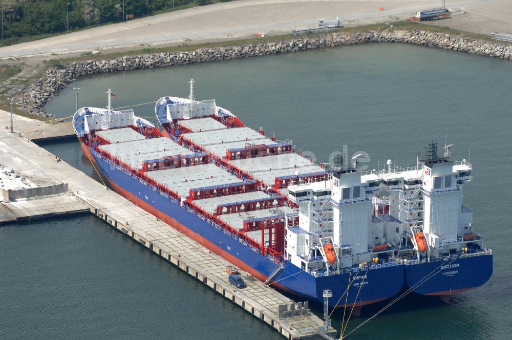 Sassnitz von oben - Der Fährhafen Mukran auf Rügen