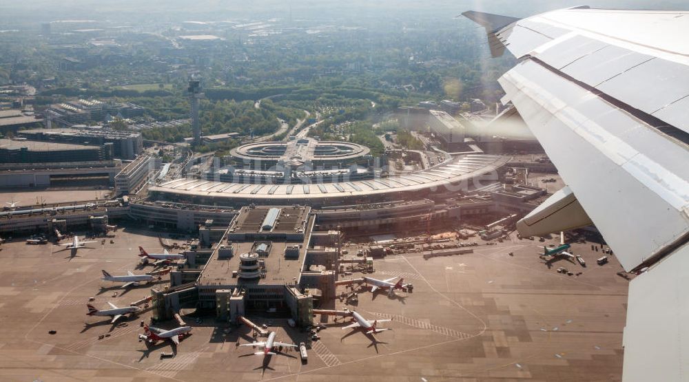 Düsseldorf von oben - Der Flughafen Düsseldorf mit den Airport Arkaden und Abfertigungsterminals