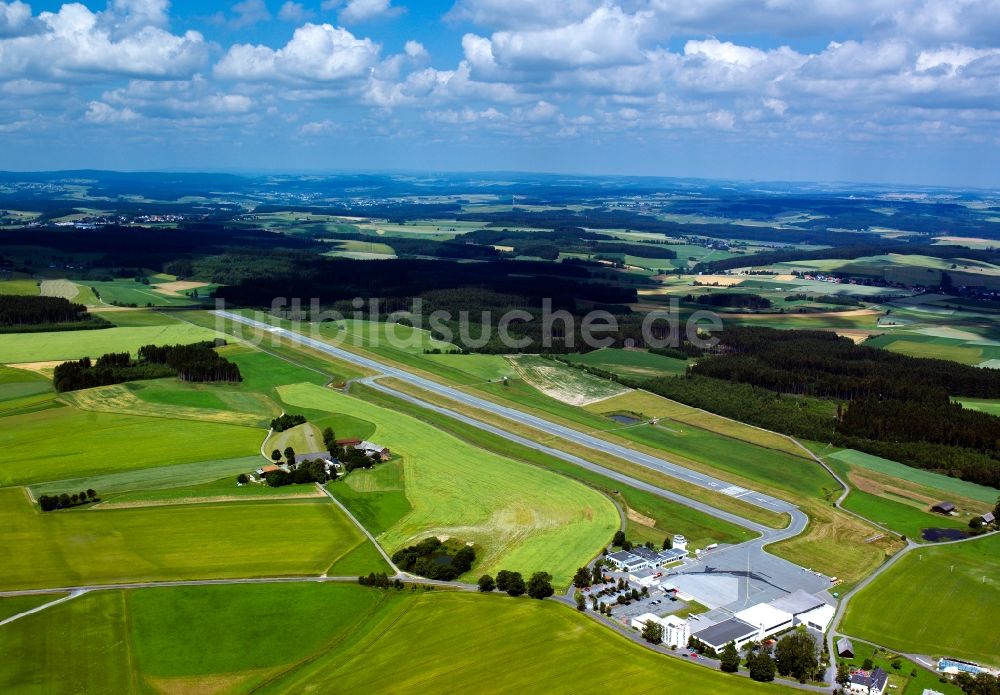 Hof an der Saale von oben - Der Flughafen Hof-Plauen bei Hof an der Saale im Bundesland Bayern