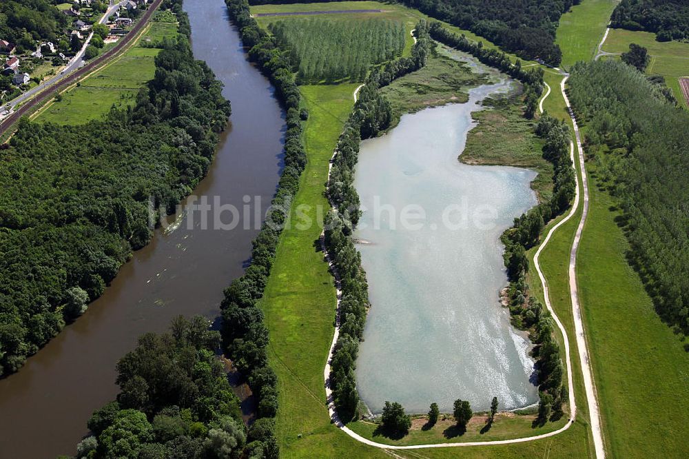 Montrichard von oben - Der Fluss Cher und ein Weiher bei Montrichard im Loiretal