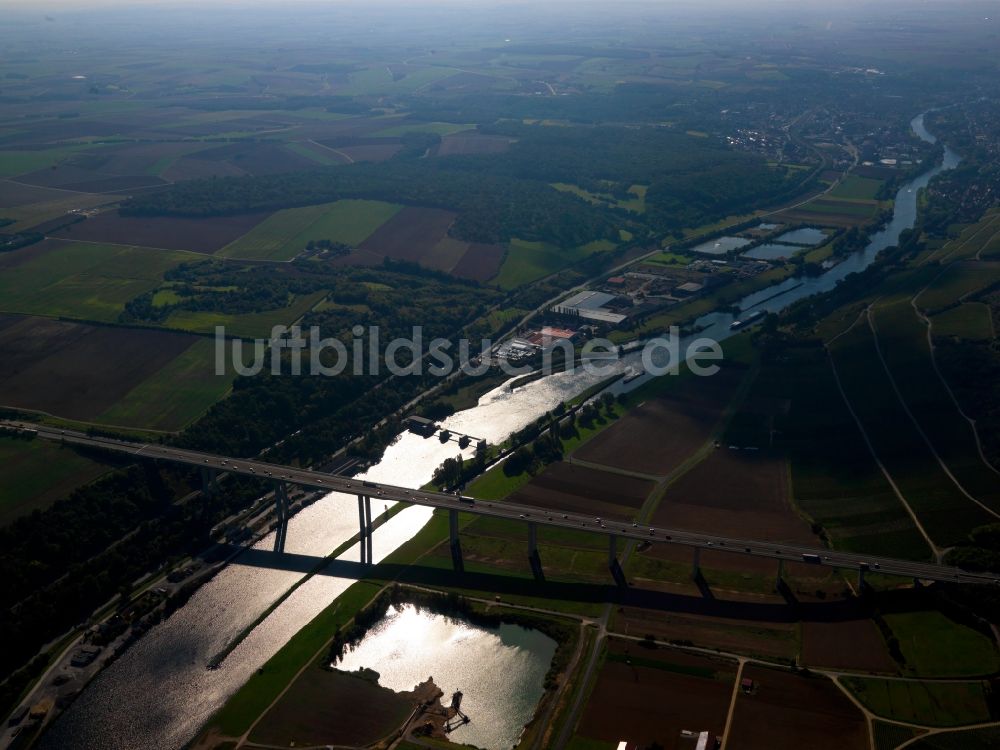 Frickenhausen aus der Vogelperspektive: Der Fluss Main und die Autobahnbrücke in Frickenhausen im Bundesland Bayern