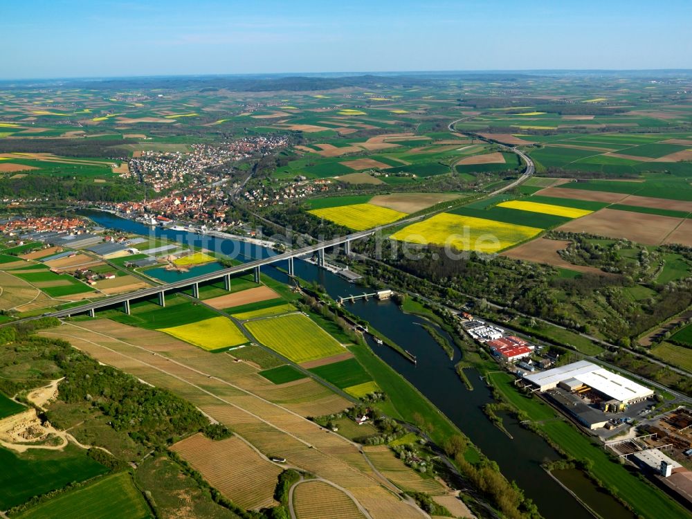 Luftaufnahme Frickenhausen - Der Fluss Main und die Autobahnbrücke in Frickenhausen im Bundesland Bayern