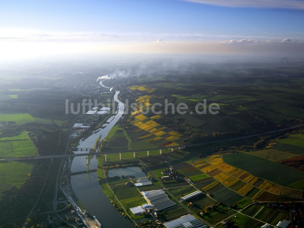 Frickenhausen von oben - Der Fluss Main und die Autobahnbrücke in Frickenhausen im Bundesland Bayern