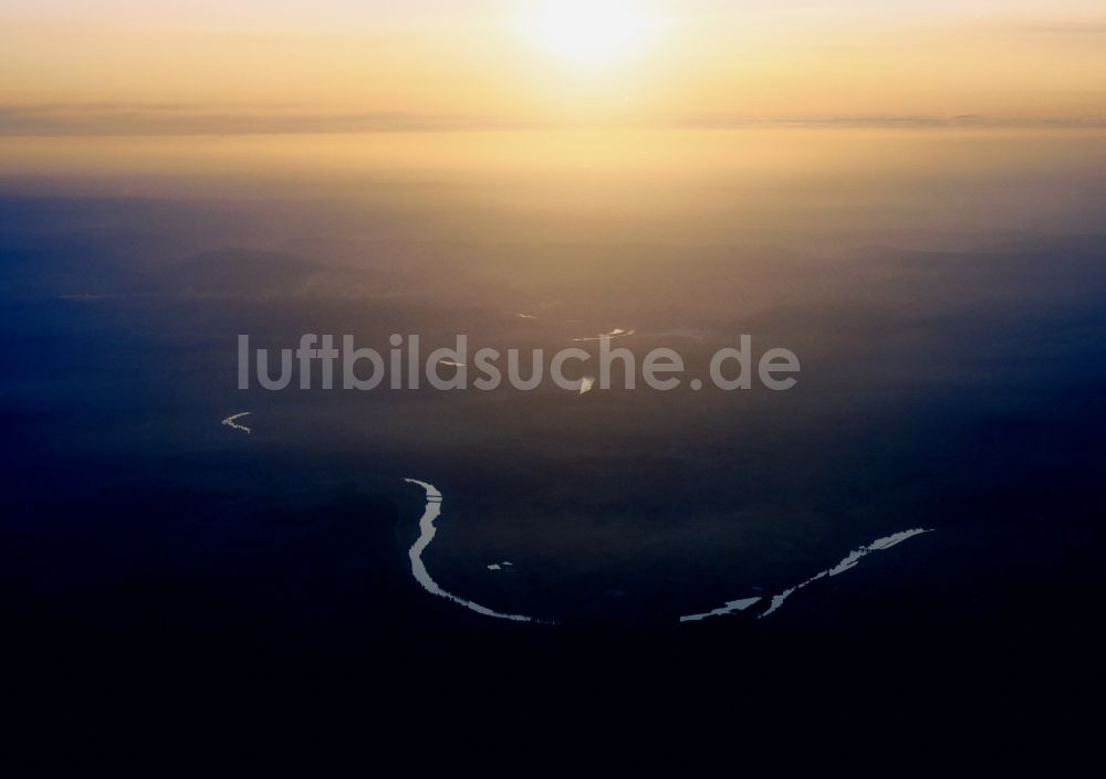 Marktheidenfeld aus der Vogelperspektive: Der Fluss Main bei Marktheidenfeld im Bundesland Bayern