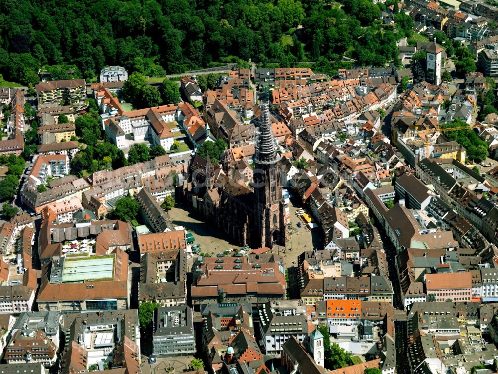 Freiburg von oben - Der Freiburger Münster in Freiburg im Bundesland Baden-Württemberg