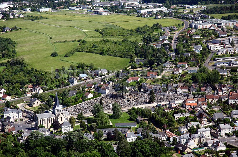 Montrichard von oben - Der Friedhof Nanteuil in Montrichard im Loiretal