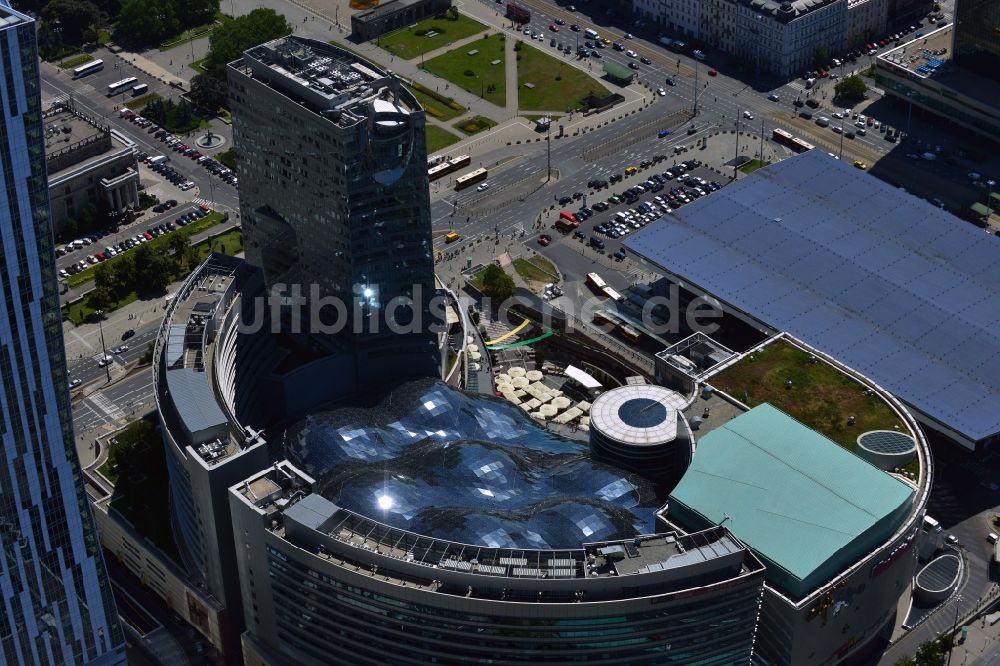 Luftaufnahme Warschau - Der Gebäudekomplex Zloty Tarasy (Goldene Terrassen) in der Innenstadt von Warschau in Polen