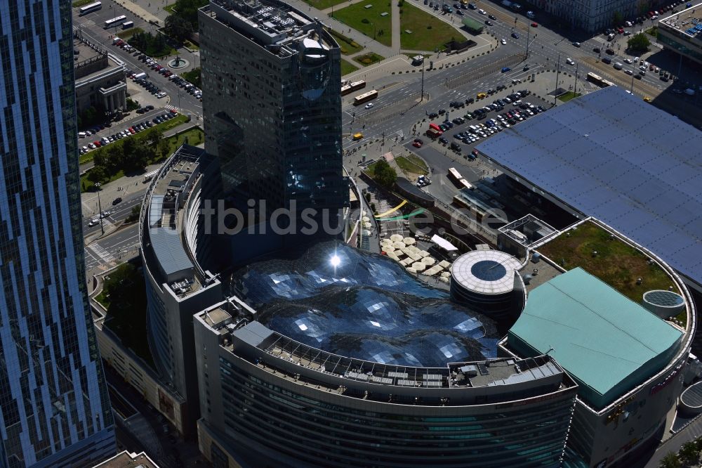 Warschau von oben - Der Gebäudekomplex Zloty Tarasy (Goldene Terrassen) in der Innenstadt von Warschau in Polen