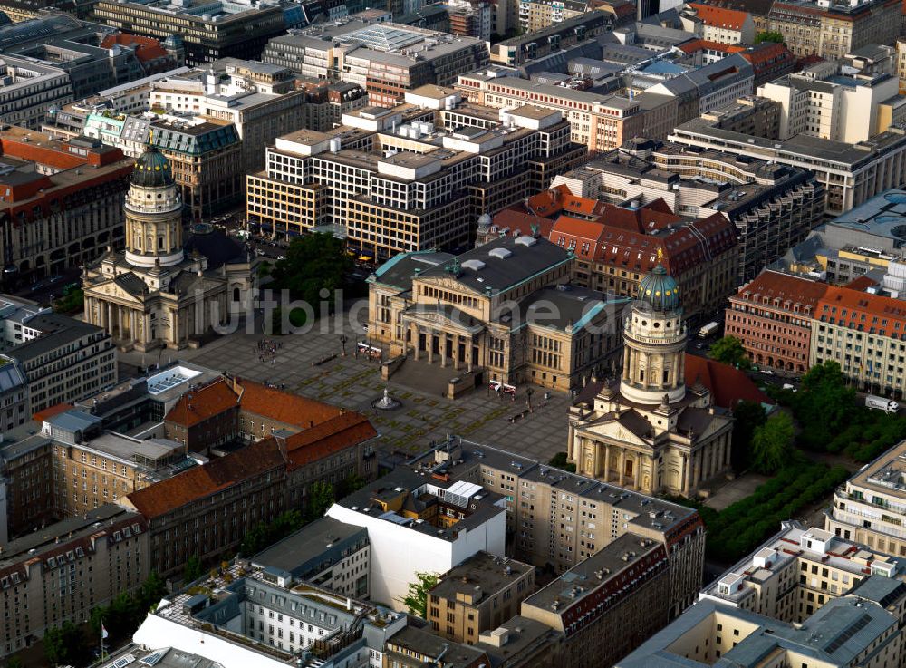 Luftbild Berlin - Der Gendarmenmarkt im Bezirk Mitte von Berlin