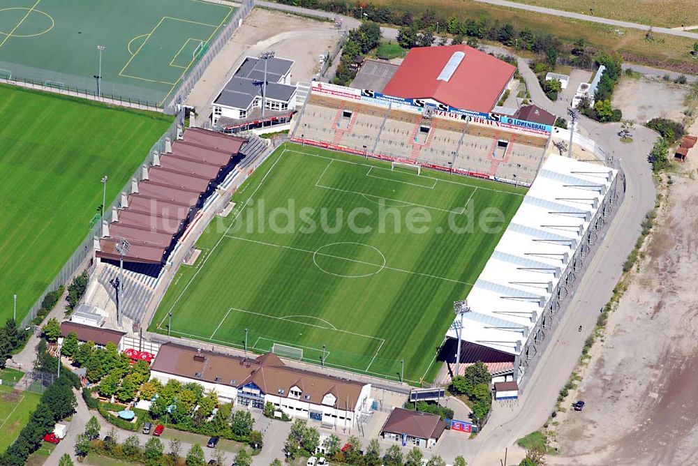 München Unterhaching aus der Vogelperspektive: Der Generali-Sportpark, bis 2003 ?Stadion Am Sportpark?, ist die fußballerische Heimat der Spielvereinigung Unterhaching