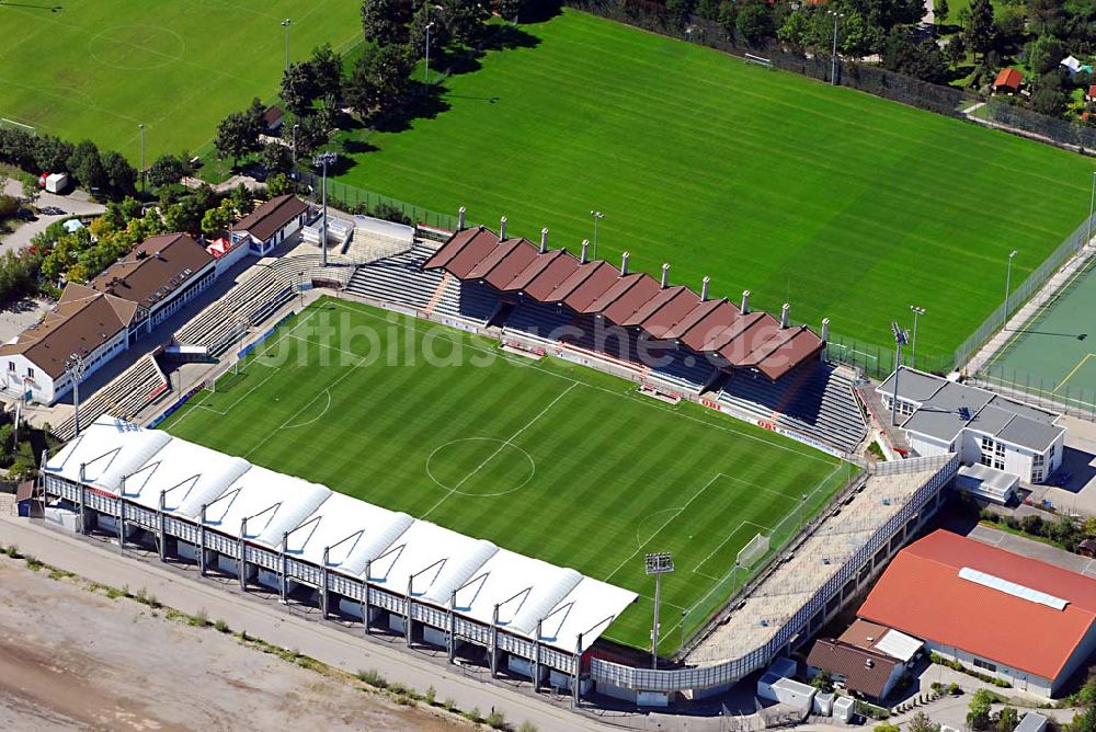 München Unterhaching aus der Vogelperspektive: Der Generali-Sportpark, bis 2003 ?Stadion Am Sportpark?, ist die fußballerische Heimat der Spielvereinigung Unterhaching