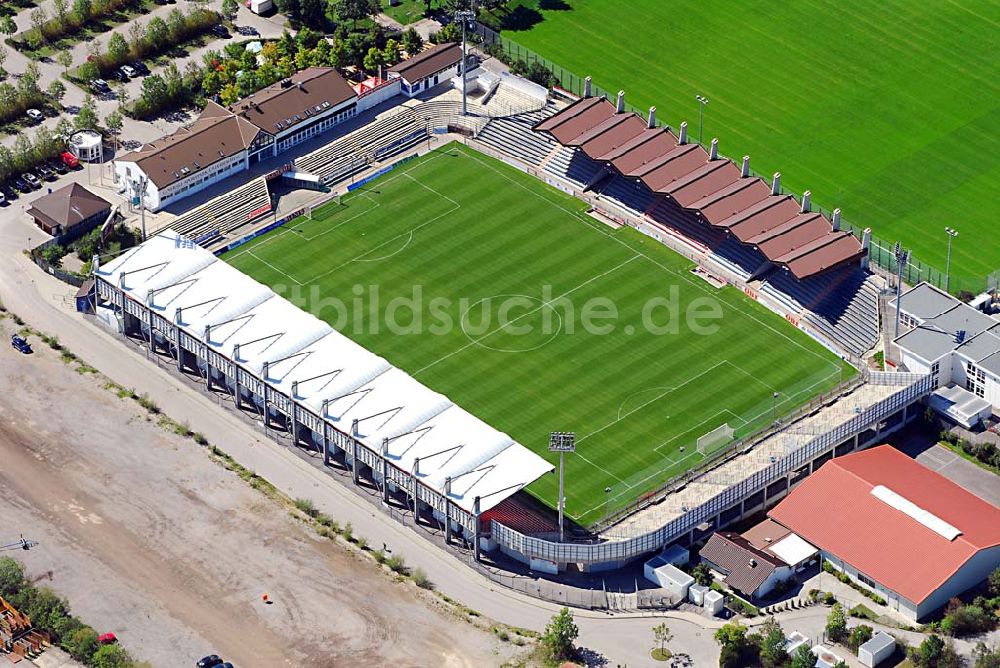 Luftaufnahme München Unterhaching - Der Generali-Sportpark, bis 2003 ?Stadion Am Sportpark?, ist die fußballerische Heimat der Spielvereinigung Unterhaching