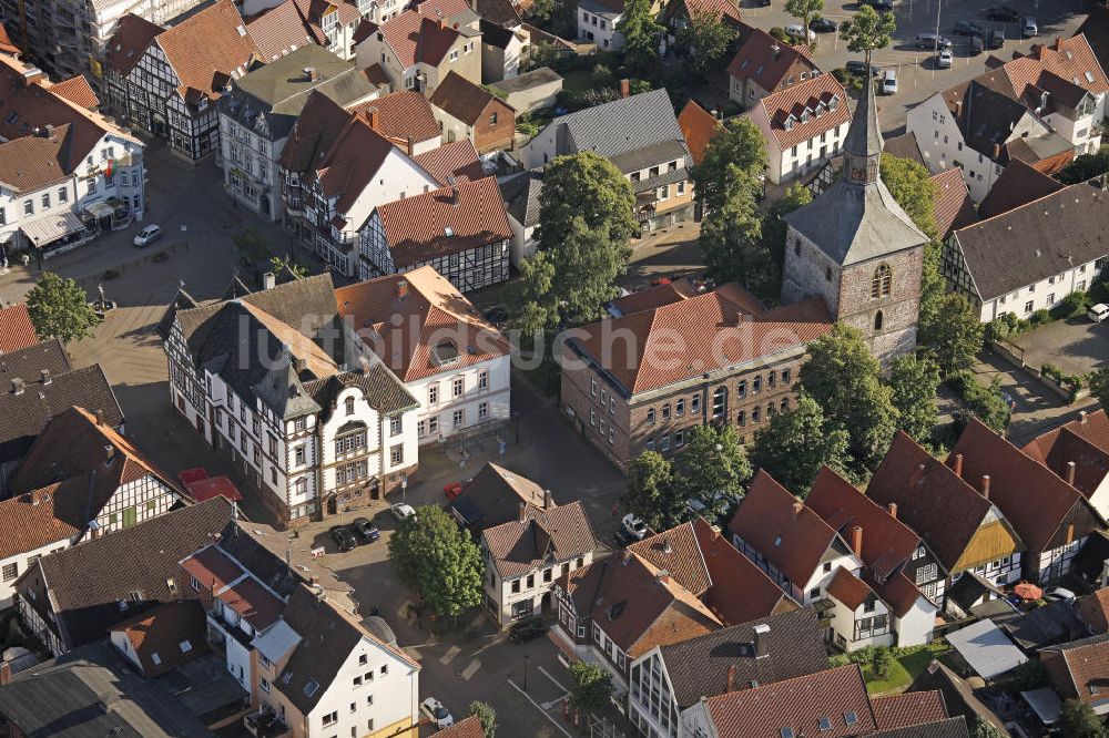 Luftaufnahme Blomberg - Der Glockenturm der ehemaligen Martinikirche und die Stadtverwaltung von Blomberg in Nordrhein-Westfalen