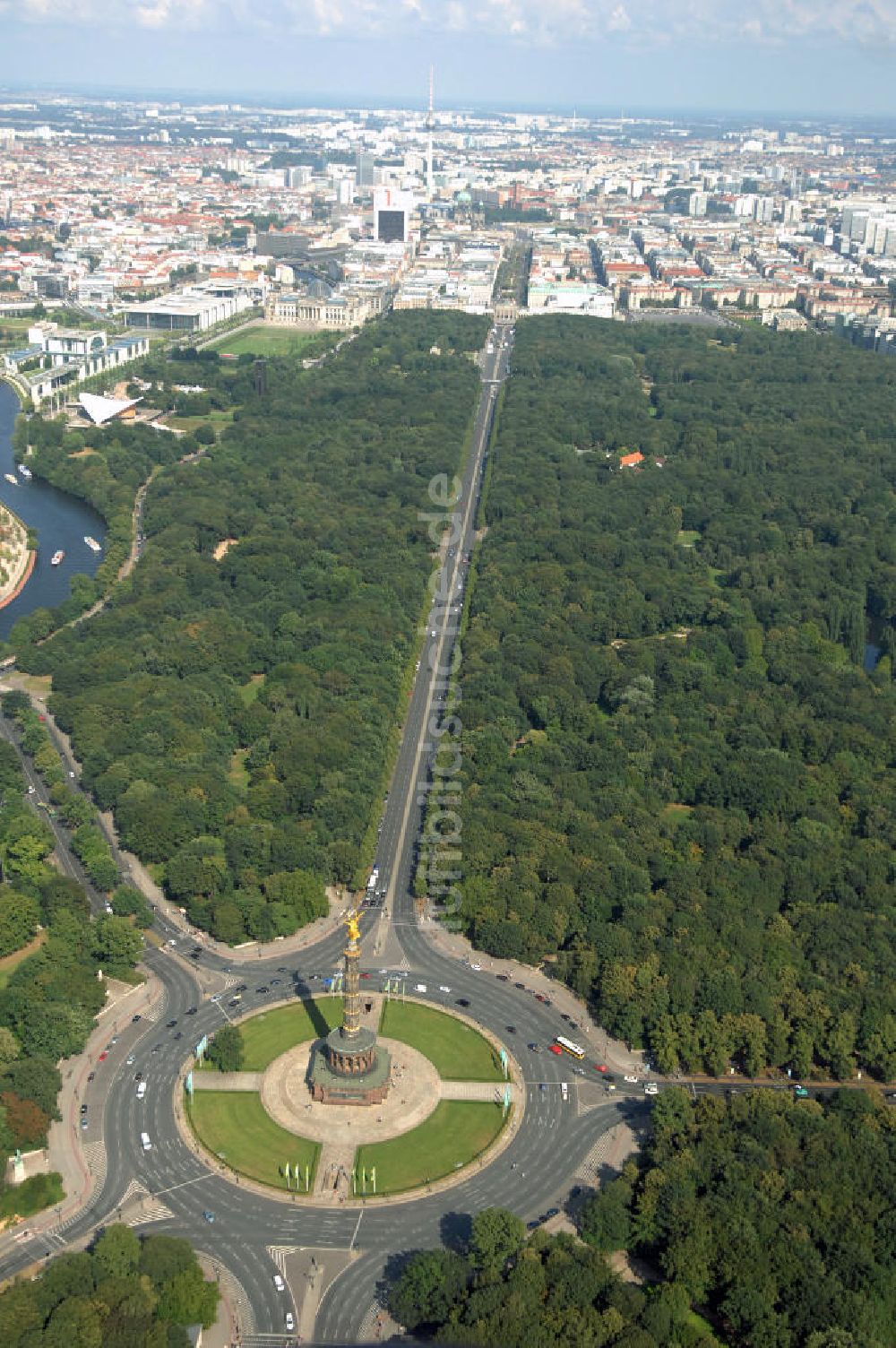 Luftbild Berlin - Der Große Stern ist der zentrale Platz im Großen Tiergarten im Berliner Bezirk Mitte.