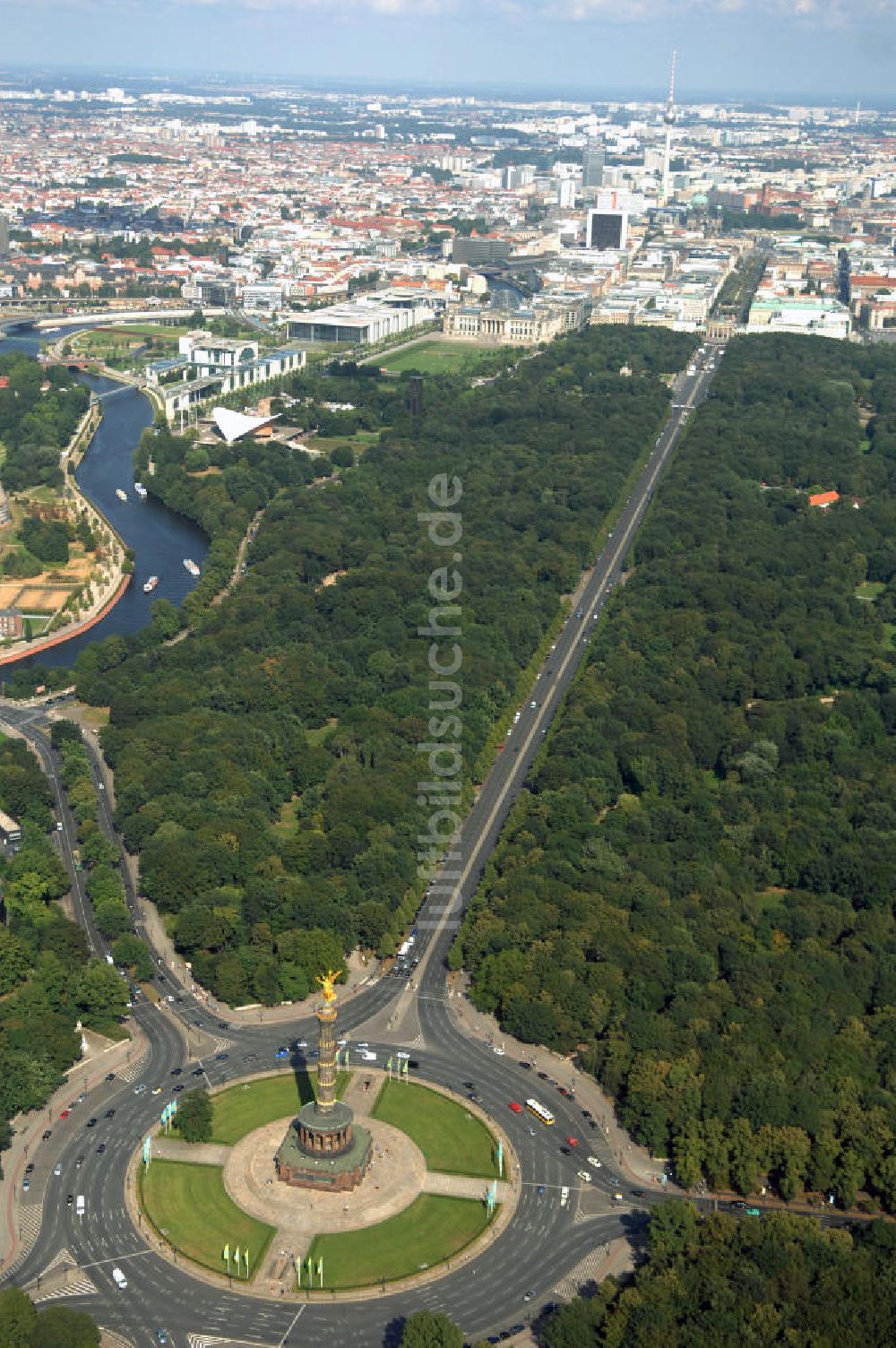 Luftaufnahme Berlin - Der Große Stern ist der zentrale Platz im Großen Tiergarten im Berliner Bezirk Mitte.