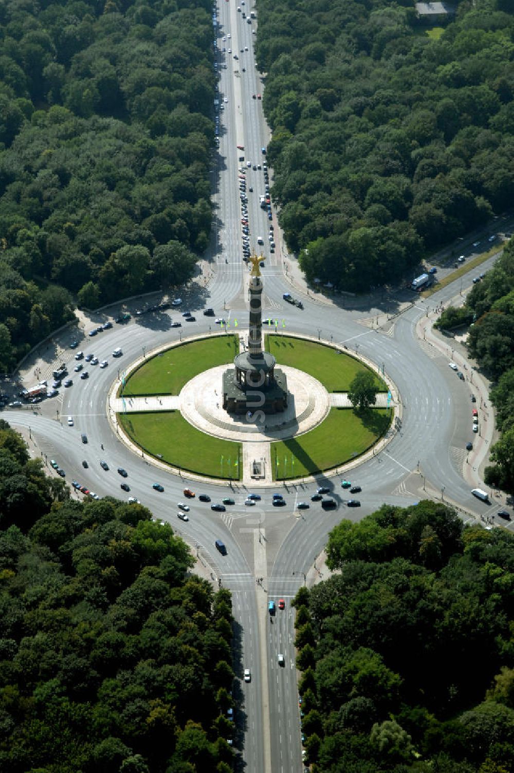 Berlin aus der Vogelperspektive: Der Große Stern ist der zentrale Platz im Großen Tiergarten im Berliner Bezirk Mitte.