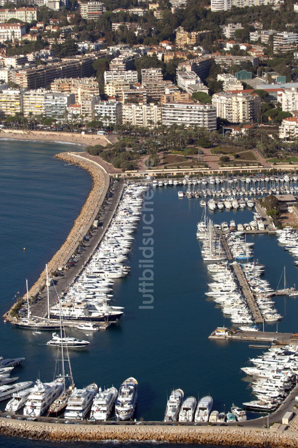 Luftbild Cannes - Der Hafen am Boulevard de la Croisette im Stadtteil Palm Beach in Cannes