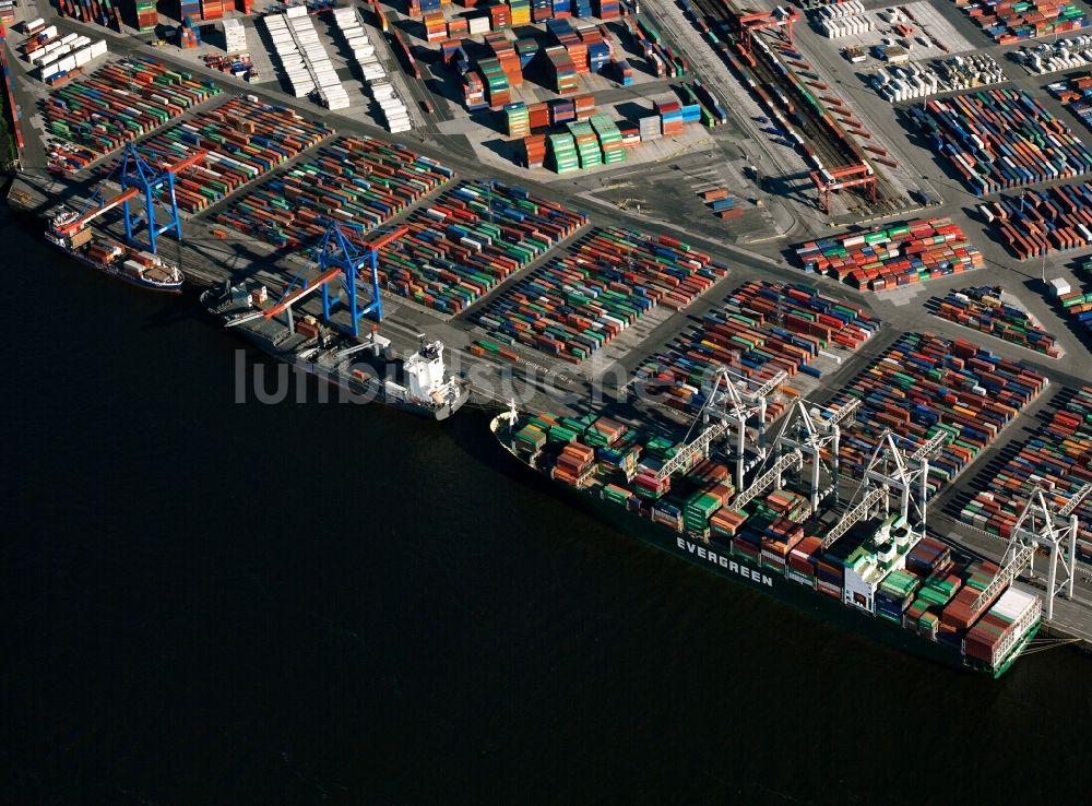 Hamburg von oben - Der Hafen in der Hansestadt Hamburg