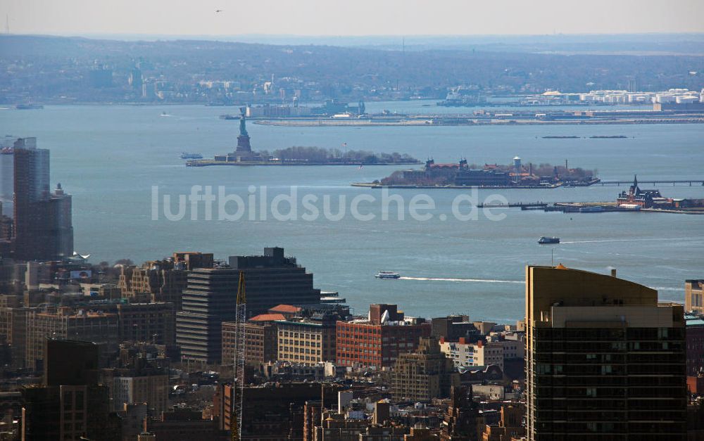 New York aus der Vogelperspektive: Der Hafen von New York mit der Freiheitsstatue und Ellis Island vor der Küste New Jerseys