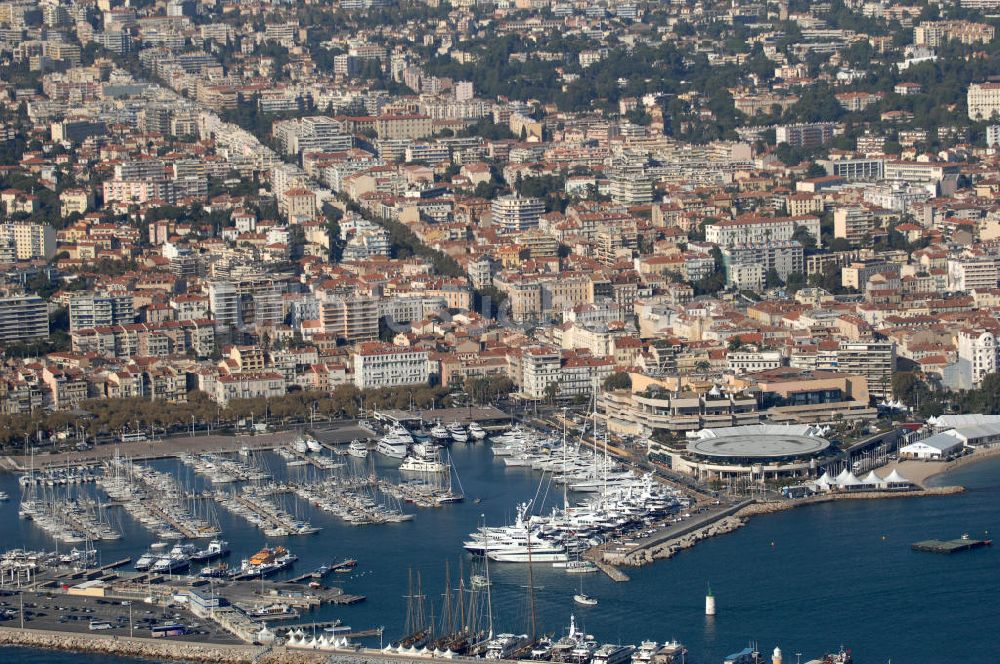 Cannes aus der Vogelperspektive: Der Hafen am Quai Saint-Pierre in Cannes und der Palais des Festivals et des Congrès Cannes