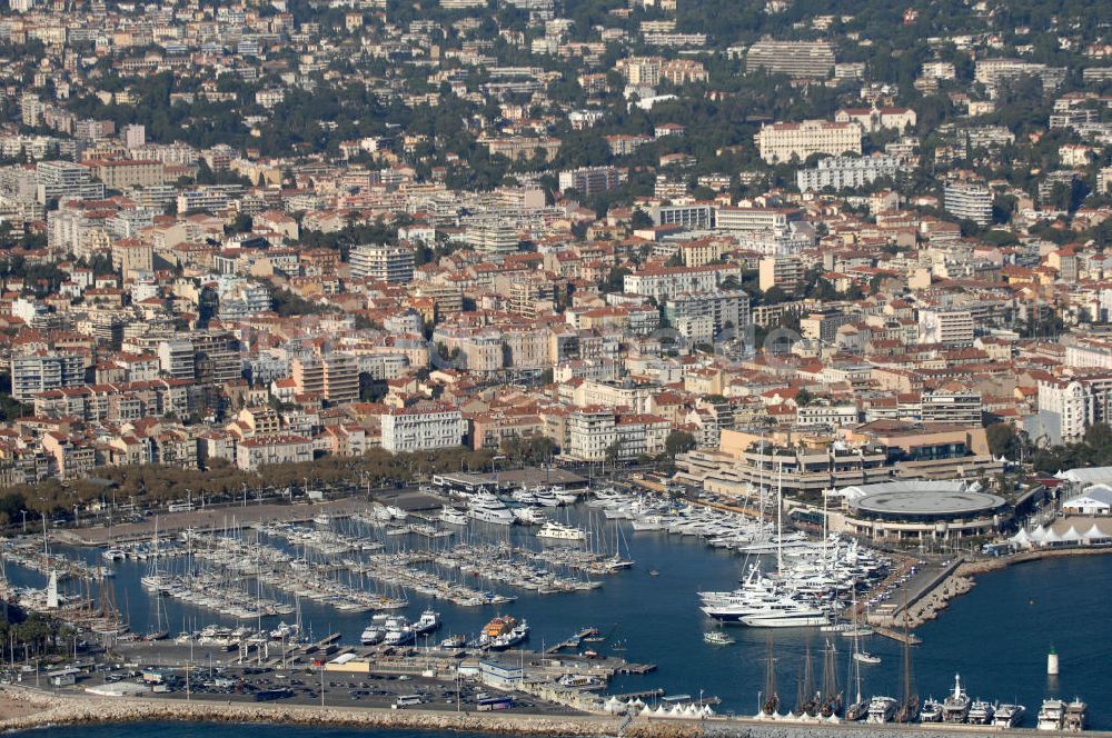 Cannes von oben - Der Hafen am Quai Saint-Pierre in Cannes und der Palais des Festivals et des Congrès Cannes