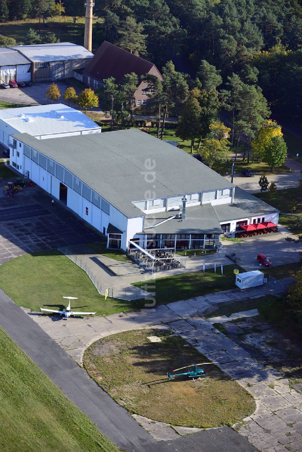 Luftaufnahme Zirchow - Der Hanger 10 auf dem Flugplatz Heringsdorf der Insel Usedom im Bundesland Mecklenburg-Vorpommern