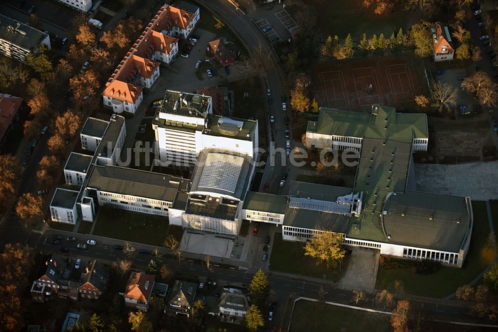 Berlin aus der Vogelperspektive: Der Henry Ford Bau in der Garystraße in Berlin Dahlem gehört zum Gelände der Freien Universität, FU, Berlin