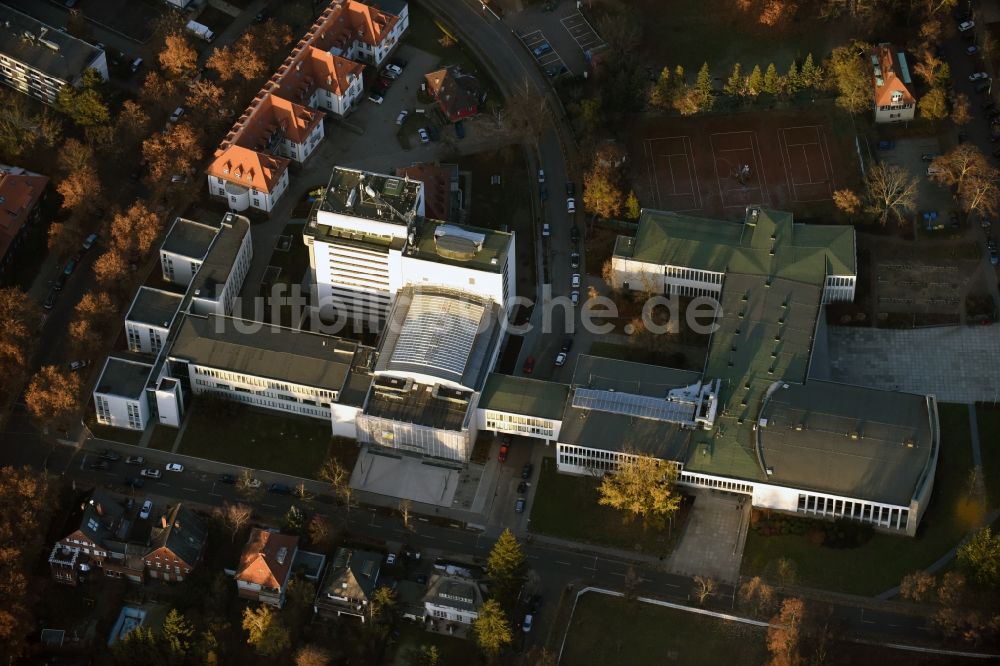 Luftbild Berlin - Der Henry Ford Bau in der Garystraße in Berlin Dahlem gehört zum Gelände der Freien Universität, FU, Berlin