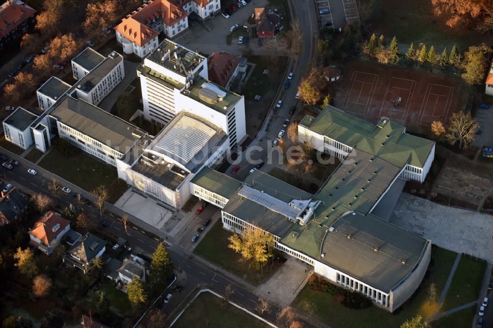 Luftaufnahme Berlin - Der Henry Ford Bau in der Garystraße in Berlin Dahlem gehört zum Gelände der Freien Universität, FU, Berlin