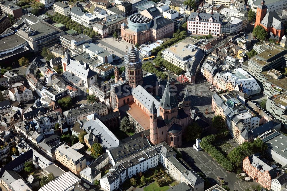 Mainz von oben - Der Hohe Dom zu Mainz im Bundesland Rheinland-Pfalz