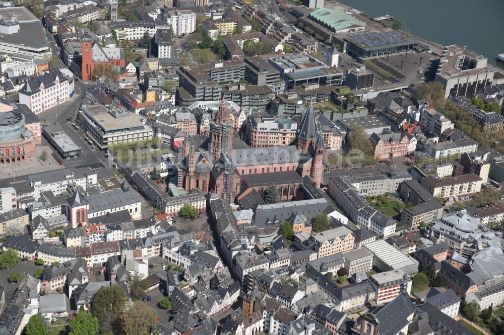 Mainz aus der Vogelperspektive: Der Hohe Dom St. Martin zu Mainz im Bundesland Rheinland-Pfalz