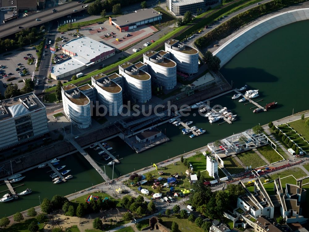 Duisburg aus der Vogelperspektive: Der Innenhafen in Duisburg im Bundesland Nordrhein-Westfalen