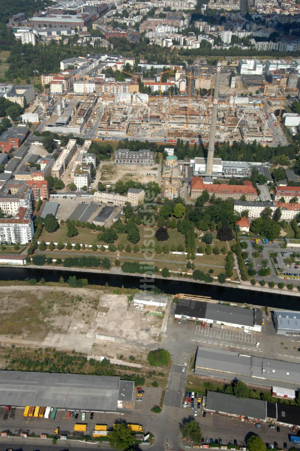 Berlin von oben - Der Invaliden-Friedhof in Berlin